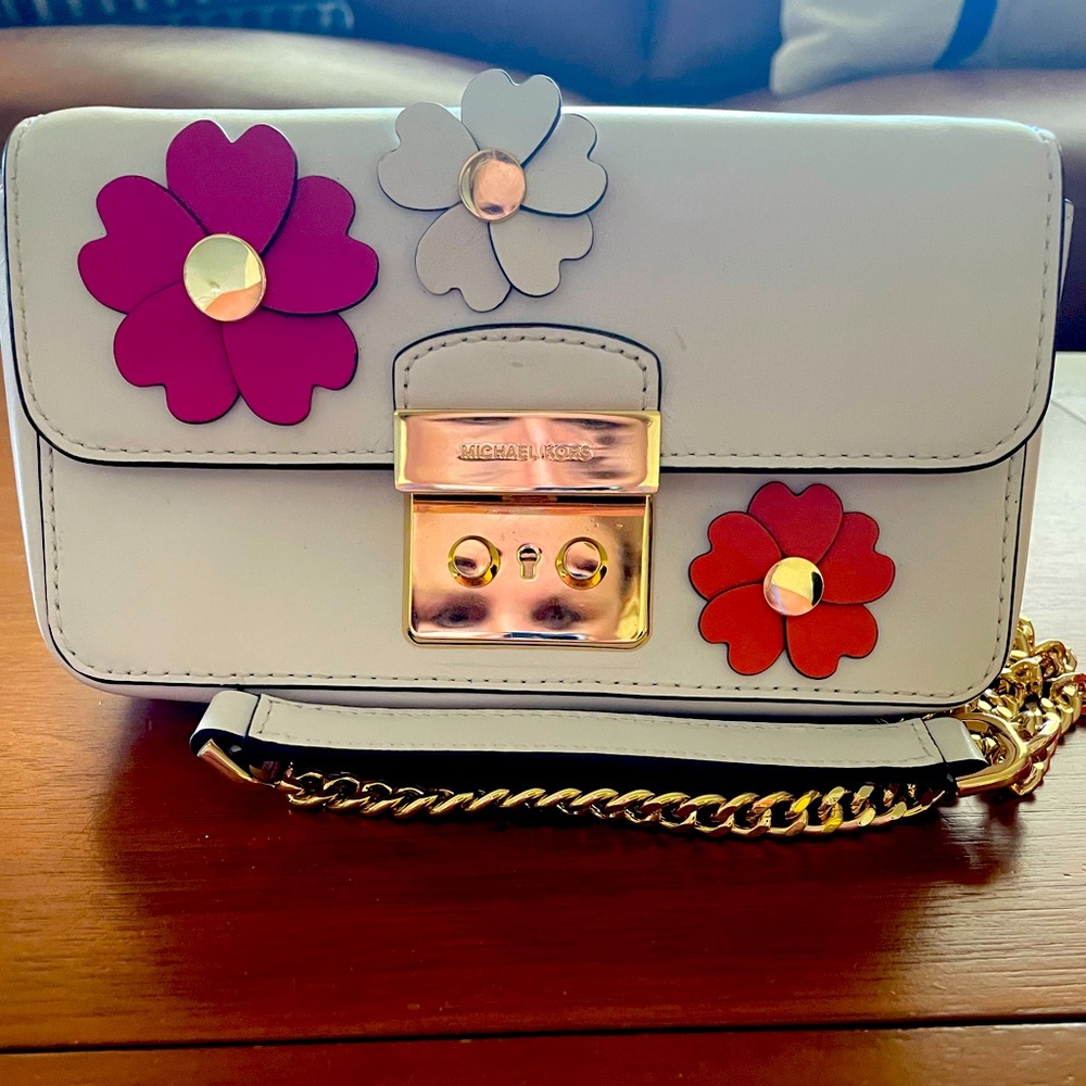 Micheal Kors clutch/purse. Like new.